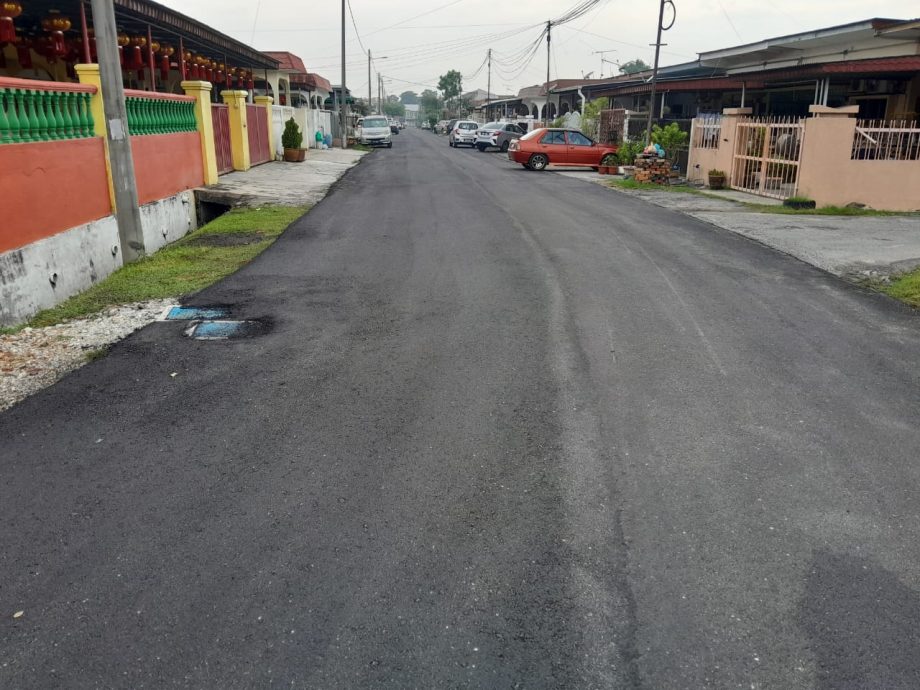 me03主文-大都会/修水管后铺路筑高居民申诉不便／5图