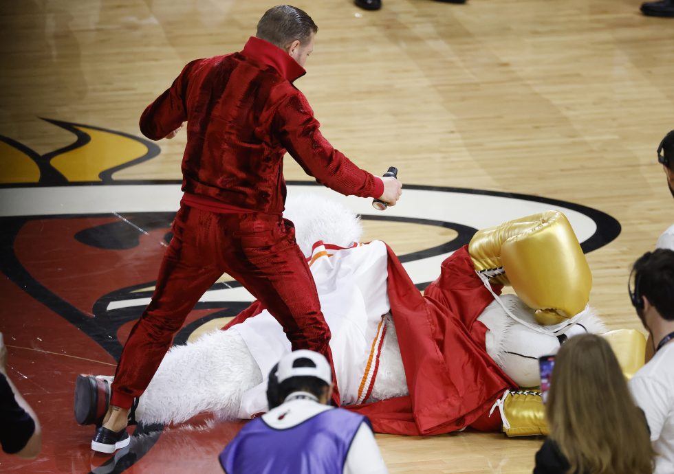 NBA总决赛|阿德巴约失误连连遭抨击 前最佳主帅:他别想着要变约科奇