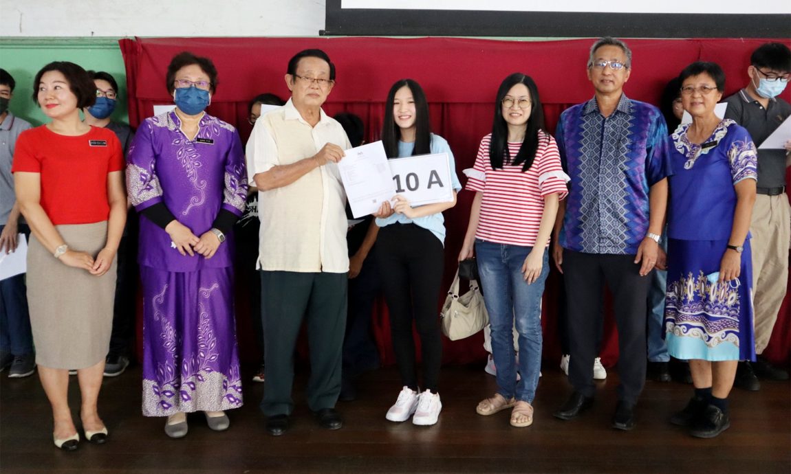 NS庇朥/SPM放榜 庇中1人考获10A,学校平均等级比去年进步