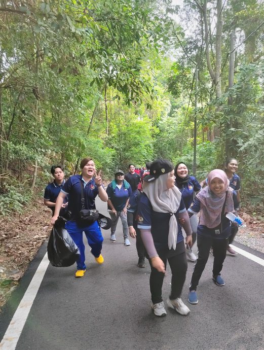 NS芙蓉/森华专科医院各部门60多名员工,森华专科医院逾60名各部门员工,到丹绒端白岩石山清垃圾