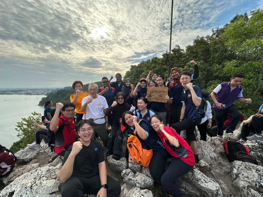 NS芙蓉/森华专科医院各部门60多名员工,森华专科医院逾60名各部门员工,到丹绒端白岩石山清垃圾