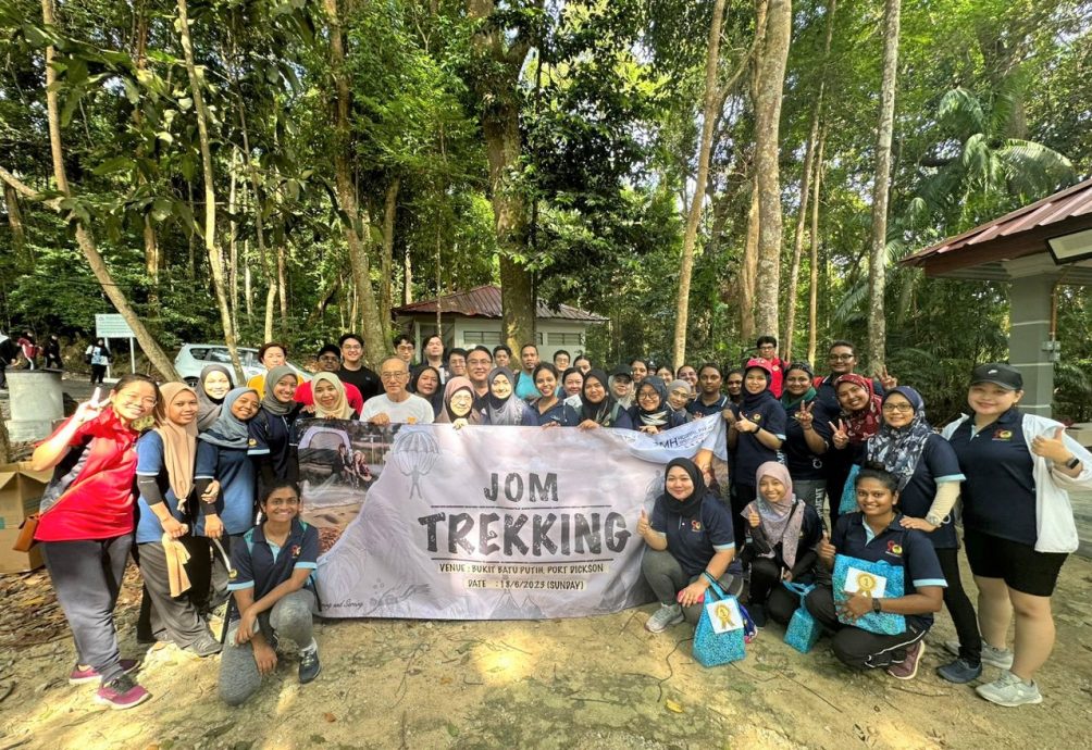 NS芙蓉/森华专科医院各部门60多名员工,森华专科医院逾60名各部门员工,到丹绒端白岩石山清垃圾