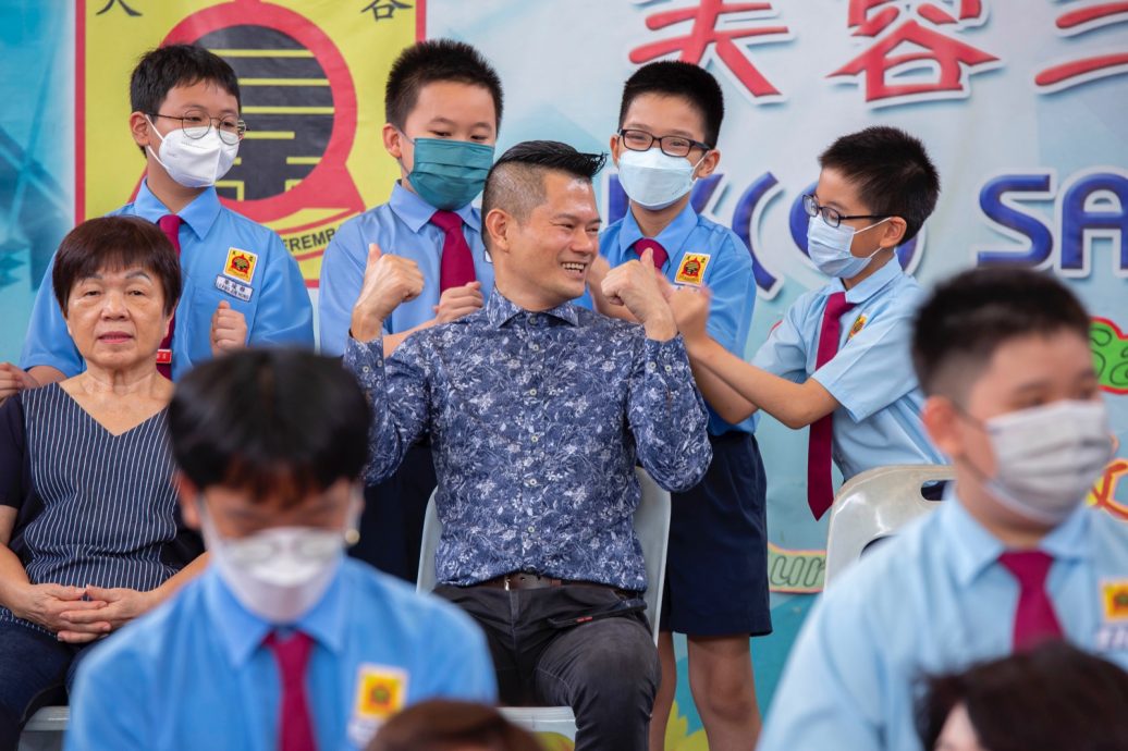 NS芙蓉/三民小学教师节庆典,学生为老师按摩 表达谢意