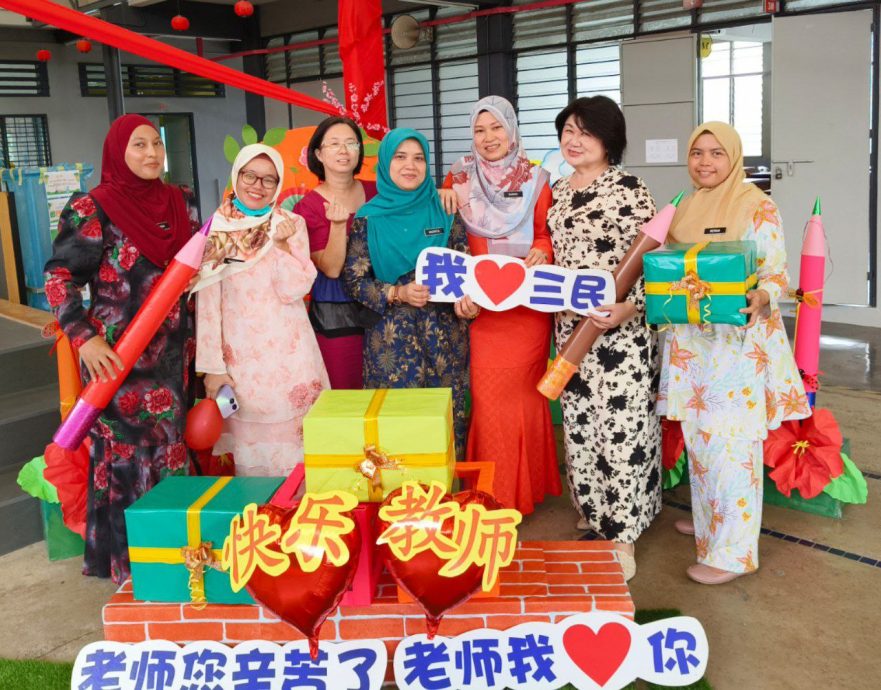 NS芙蓉/三民小学教师节庆典,学生为老师按摩 表达谢意