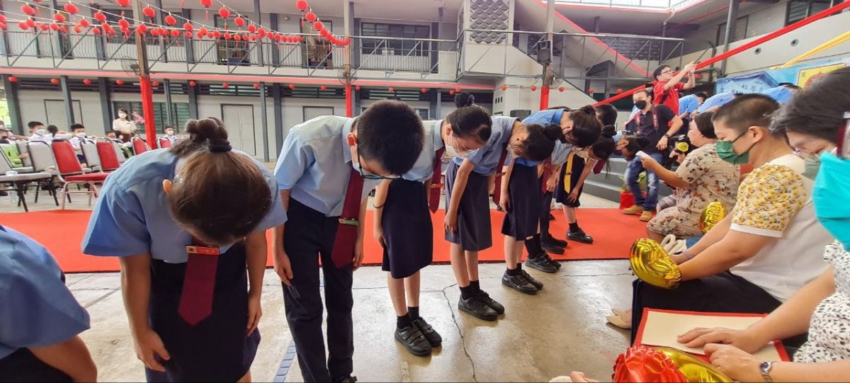NS芙蓉/三民小学教师节庆典,学生为老师按摩 表达谢意