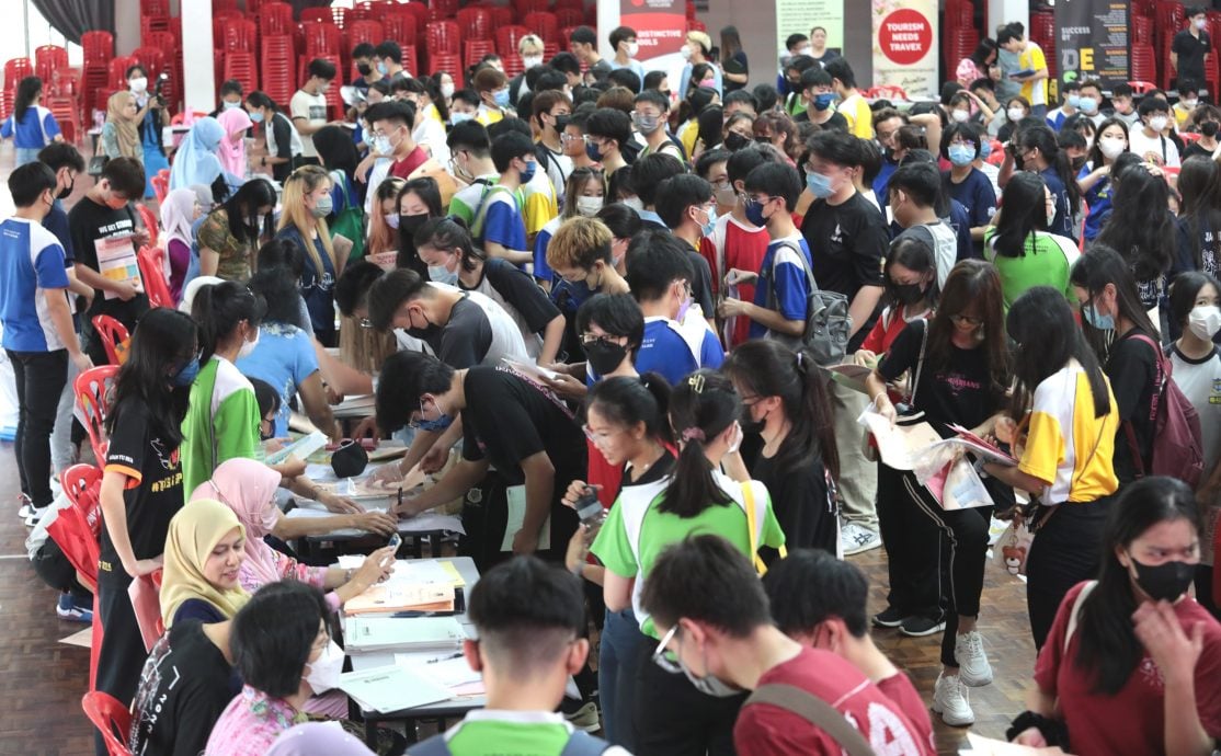 SPM放榜/早报后面头/加影育华全校及格率89.02%,为过去5年来最佳
