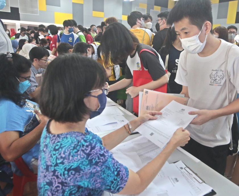 SPM放榜/早报后面头/加影育华全校及格率89.02%，为过去5年来最佳