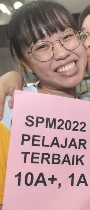 SPM放榜/早报后面头/加影育华全校及格率89.02%,为过去5年来最佳