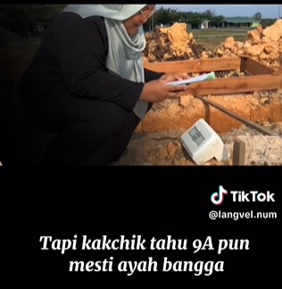 SPM考获9A优异成绩来不及分享 少女遗憾在亡父坟前哽咽念出成绩