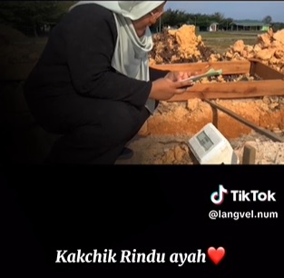 SPM考获9A优异成绩来不及分享 少女遗憾在亡父坟前哽咽念出成绩