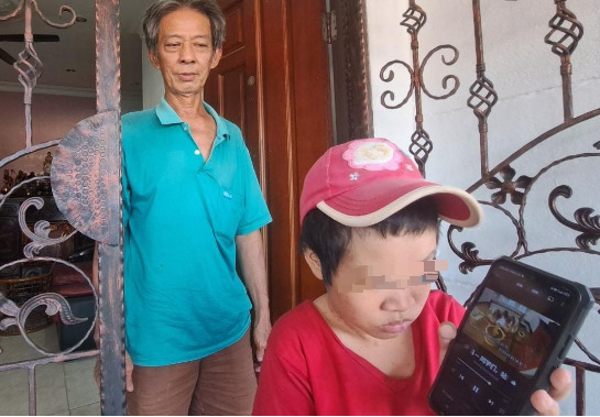  16年前收养遭弃唐氏女婴 散工养父：她现患胸椎侧弯 我太难