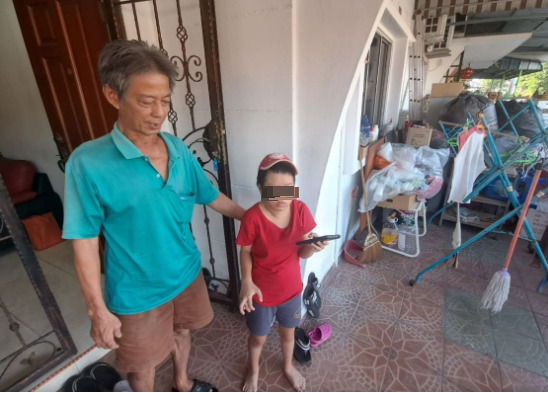  16年前收养遭弃唐氏女婴 散工养父：她现患胸椎侧弯 我太难