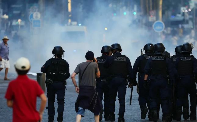 17岁少年被枪杀骚乱 700多人被判入狱