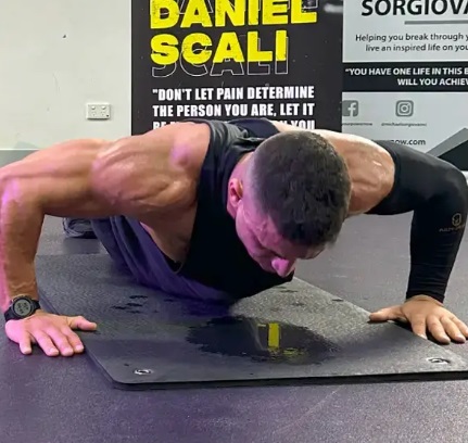 1小时做3249个伏起挺身 澳男子再破世界纪录