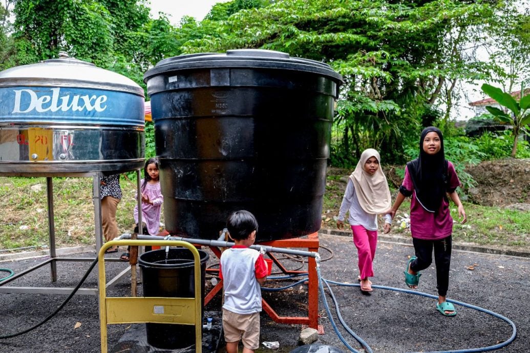 22商贩开业5个月没水供 怒轰：每天自己装水 受够了！