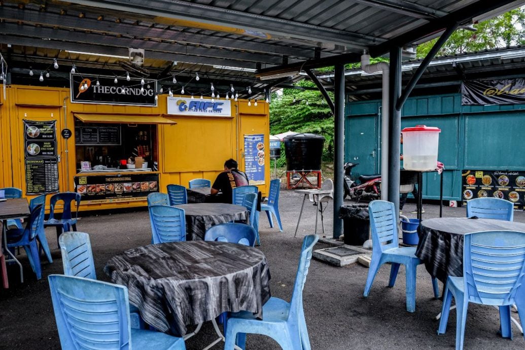 22商贩开业5个月没水供 怒轰：每天自己装水 受够了！