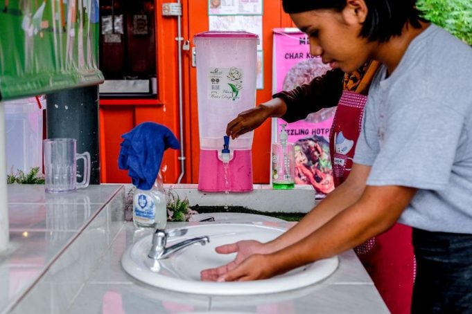 22商贩开业5个月没水供 怒轰：每天自己装水 受够了！