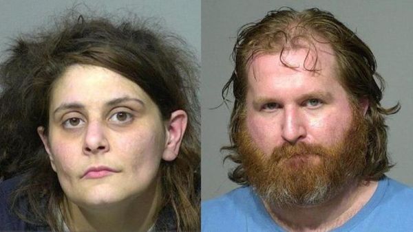 2男童被囚垃圾屋 头发沾屎没上过学还在穿尿布