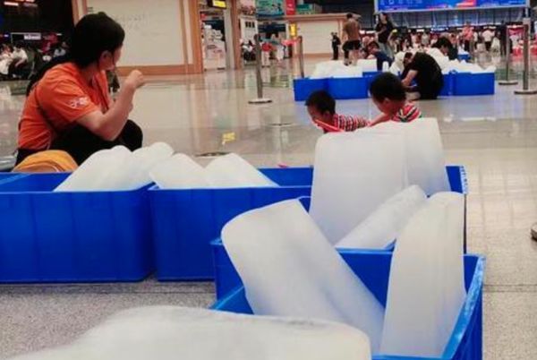 37摄氏度！长沙车站用冰块降温　旅客惊呆：上次看到是演《甄嬛传》