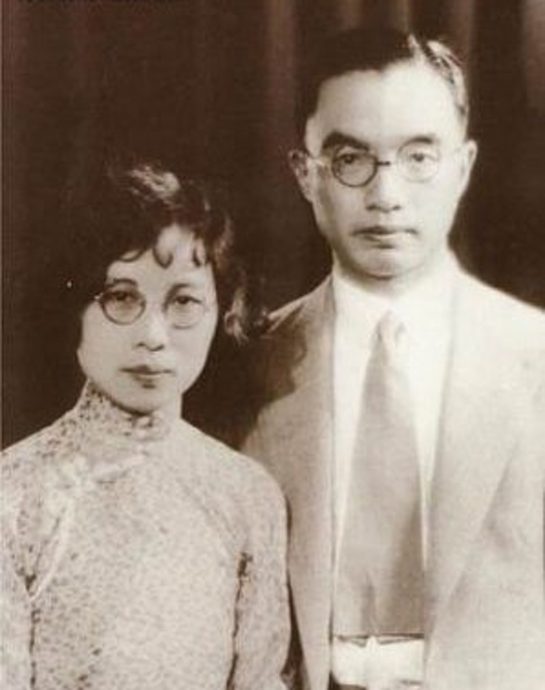 51岁张智霖罕戴圆框眼镜  文青味神似朱自清