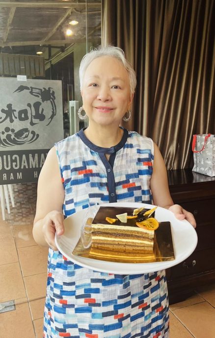 65岁陈秋霞即将荣升外婆 谢绝外游“静候佳音”