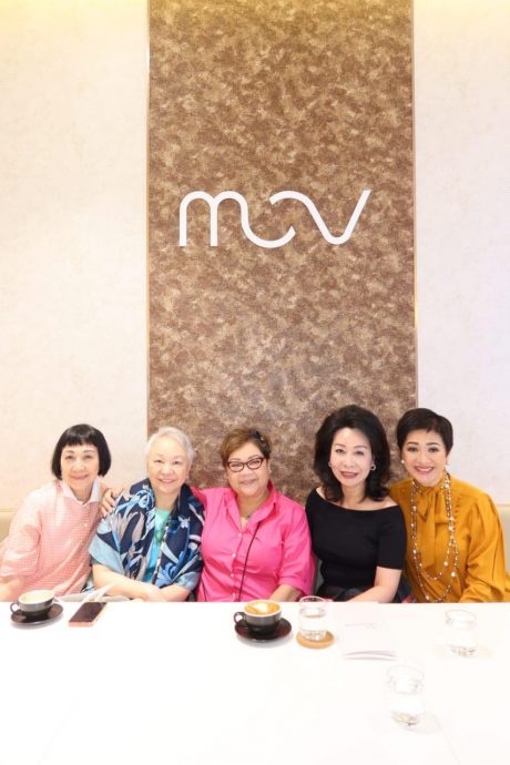 65岁陈秋霞即将荣升外婆 谢绝外游“静候佳音”