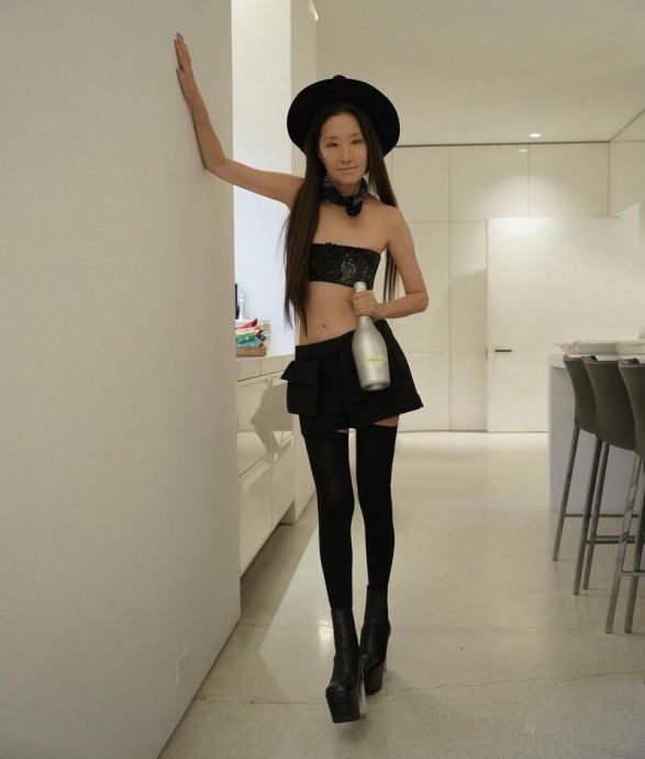 74岁状态太惊艳!蚂蚁腰 芭比腿 “婚纱女王”活得像少女