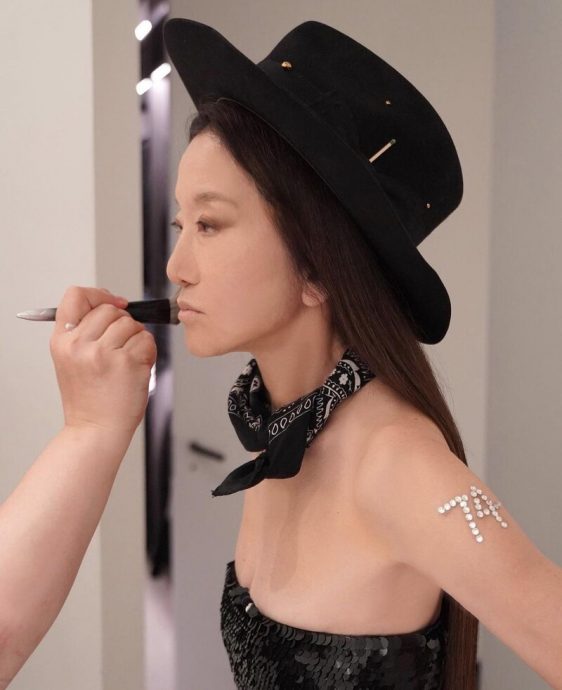 74岁状态太惊艳!蚂蚁腰 芭比腿 “婚纱女王”活得像少女