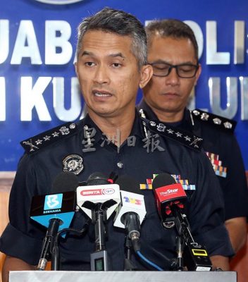 8男子涉公开支持LGBT集会而被捕