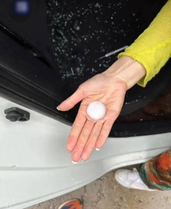 9公分巨大冰雹突袭黑龙江 玻璃“像被子弹打过”近乎全碎