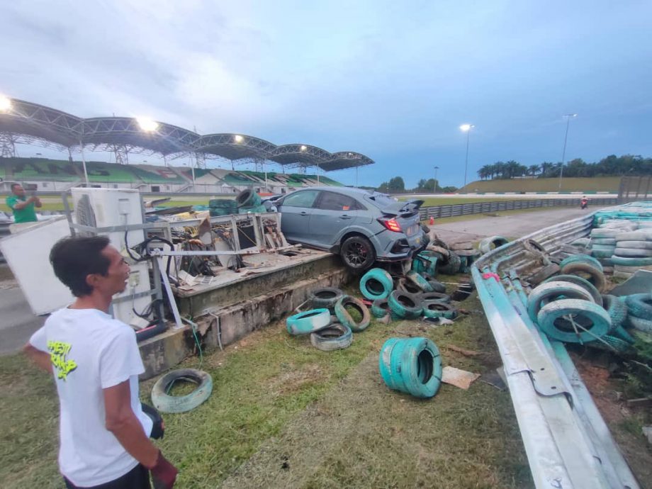  赛车场撞烂一个护栏赔RM650 网:练习好才下场