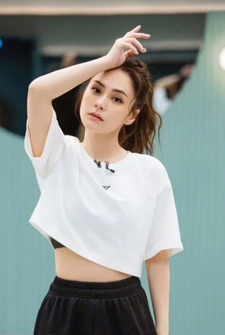 ​成龙开直播未关闭打赏 阿娇连刷30个火箭