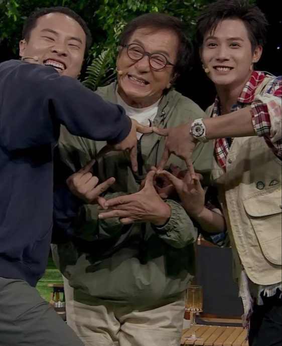 ​成龙开直播未关闭打赏 阿娇连刷30个火箭