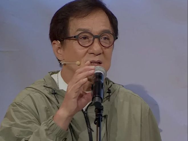 ​成龙开直播未关闭打赏 阿娇连刷30个火箭