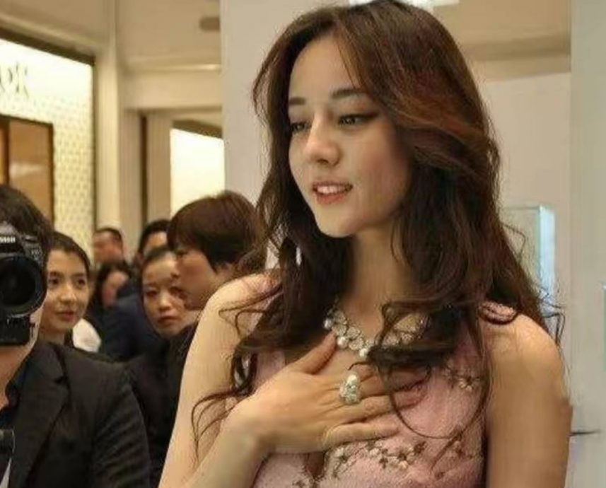 金星内涵热巴穿深V捂胸? 遭围攻急喊:要有自信