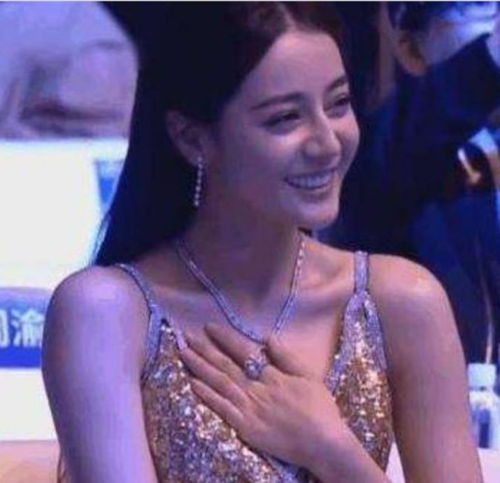 金星内涵热巴穿深V捂胸? 遭围攻急喊:要有自信