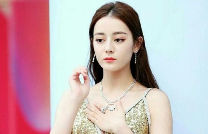 金星内涵热巴穿深V捂胸? 遭围攻急喊:要有自信