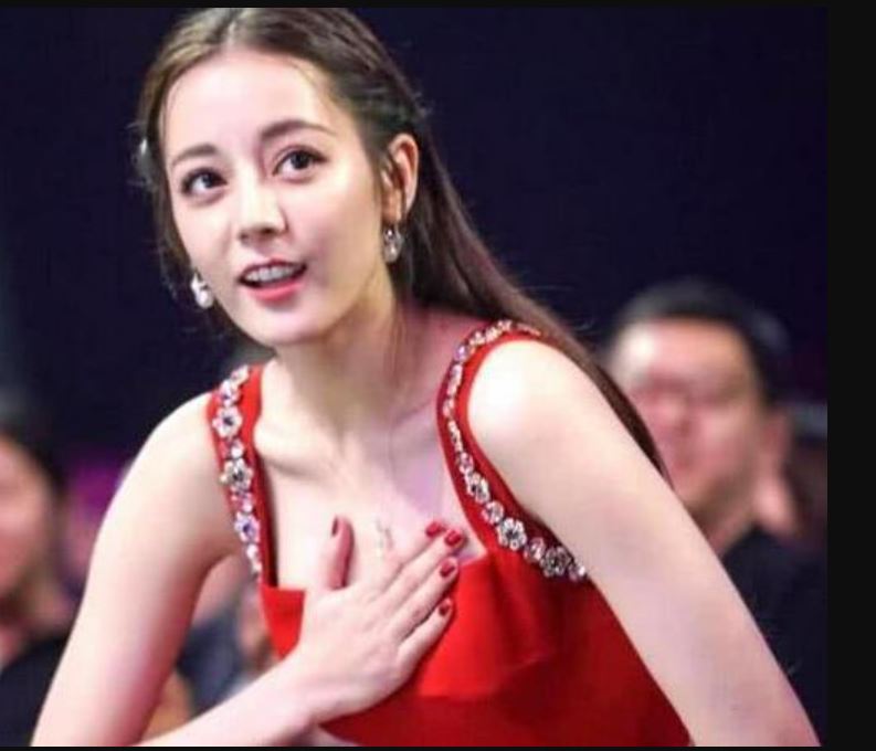 金星内涵热巴穿深V捂胸? 遭围攻急喊:要有自信