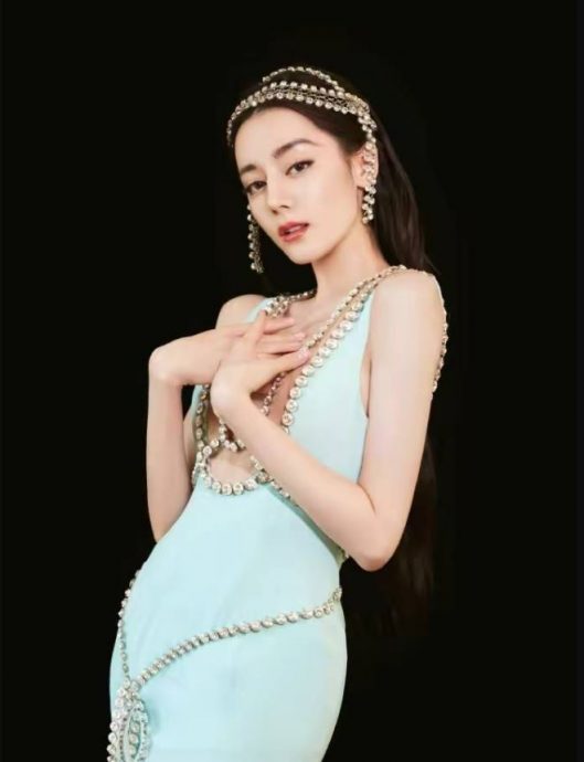 金星内涵热巴穿深V捂胸? 遭围攻急喊:要有自信