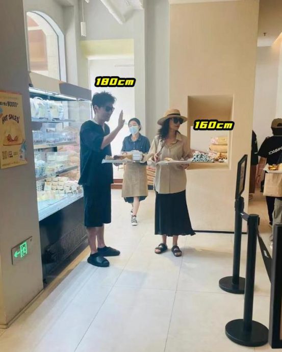 高圆圆当街捏赵又廷鼻子 休闲装逛街腻如初恋