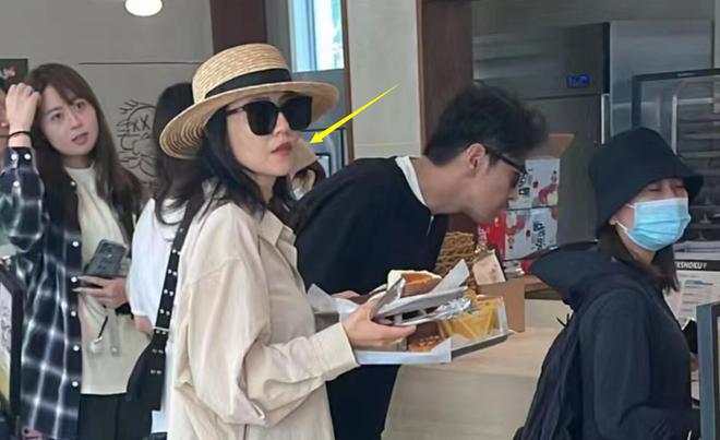 高圆圆当街捏赵又廷鼻子 休闲装逛街腻如初恋