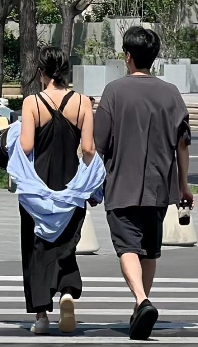 高圆圆当街捏赵又廷鼻子 休闲装逛街腻如初恋