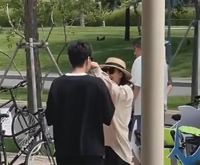 高圆圆当街捏赵又廷鼻子 休闲装逛街腻如初恋