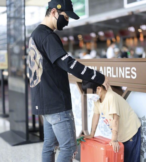 ​黄晓明又被骂了！ 父子机场温馨玩乐被批作秀 