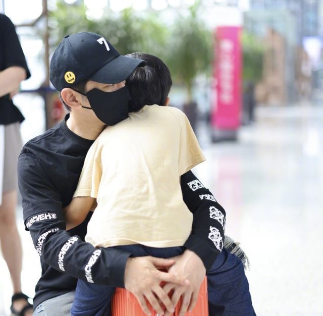 ​黄晓明又被骂了！ 父子机场温馨玩乐被批作秀 