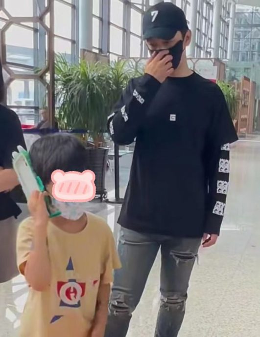 ​黄晓明又被骂了！ 父子机场温馨玩乐被批作秀 