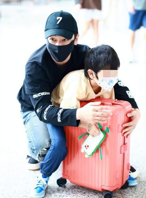 ​黄晓明又被骂了！ 父子机场温馨玩乐被批作秀 