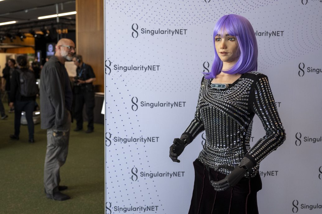 “人工智能造福人类”全球峰会 各路机器人亮相展特长