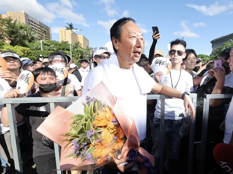 “公平正义救台湾”游行3万群众挤爆凯道 侯柯郭亮相