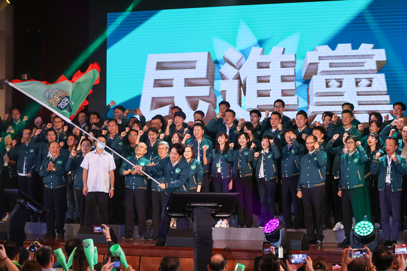 “公平正义救台湾”游行3万群众挤爆凯道 侯柯郭亮相